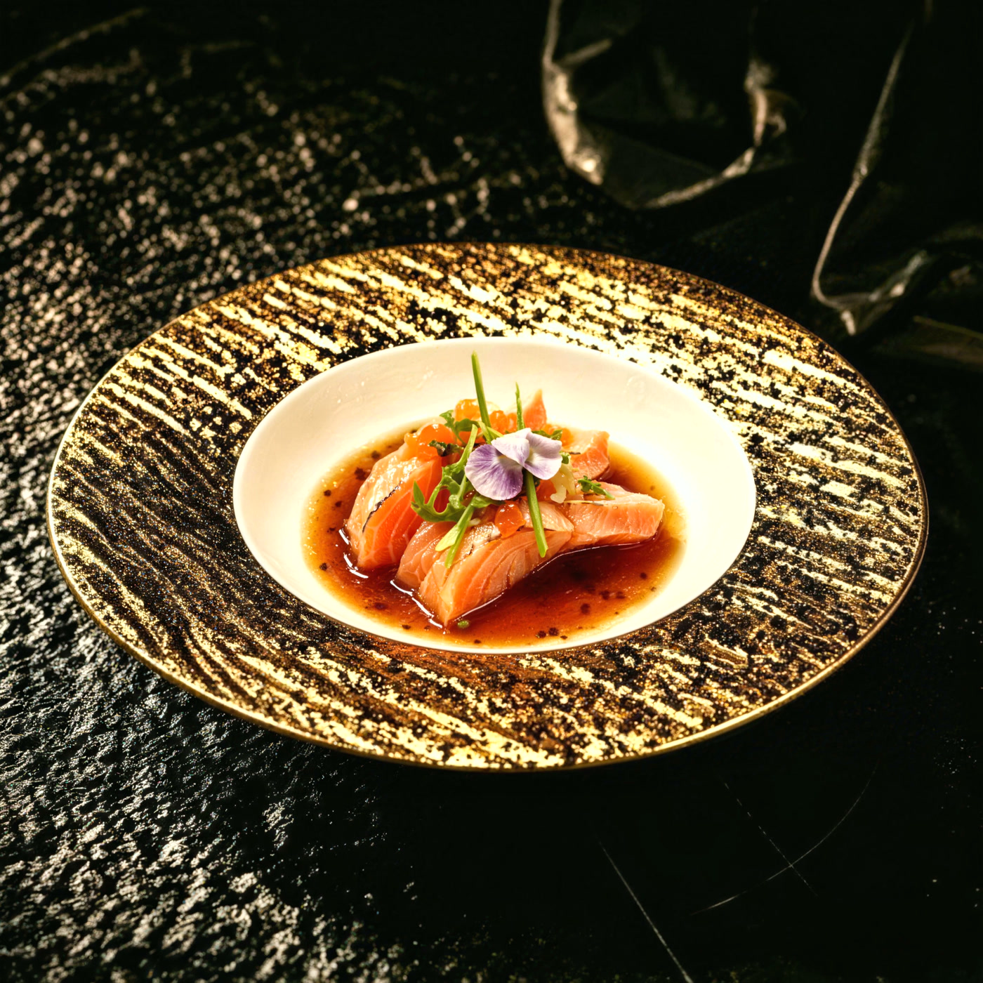 Sashimi de saumon, ponzu et oeufs de saumon