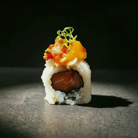 Maki saumon, mangue & tartare